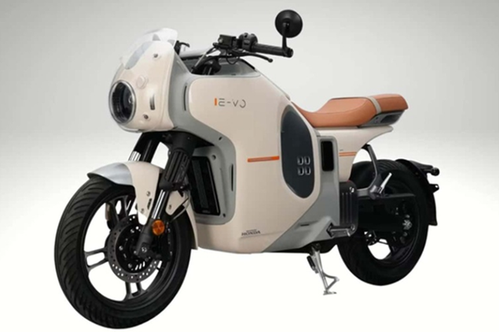 Về tiện nghi, xe được trang bị hai màn hình màu TFT kích thước 7 inch, bố trí tại cụm tay lái và thân xe. Màn hình này hiển thị đầy đủ các thông tin vận hành như vận tốc, dung lượng pin, bản đồ dẫn đường, trình phát nhạc và các trạng thái kết nối, mang lại trải nghiệm điều khiển hiện đại và tiện lợi cho người lái.