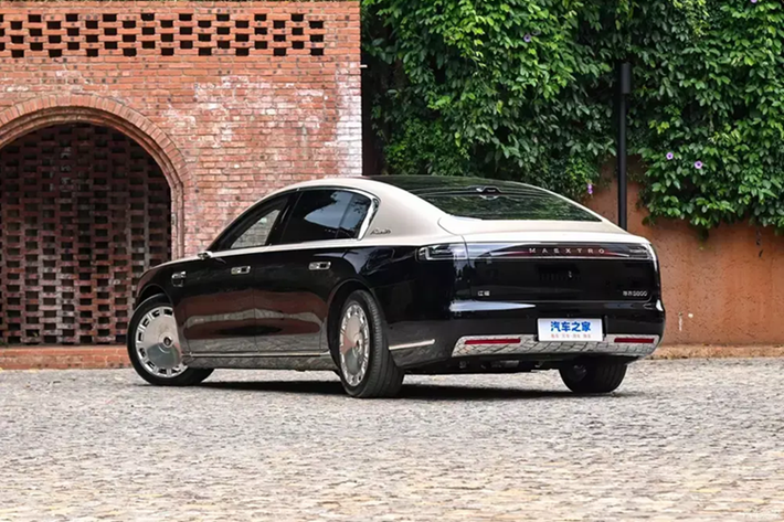 Tiếp theo đó là khóa xe kỹ thuật số “StarFlash” của Huawei, ra mắt cùng đồng hồ Huawei Watch 5. Khóa này có thể nhận diện người dùng từ khoảng cách 20 mét, mở khóa từ 3 mét và vẫn hoạt động chính xác khi người dùng thao tác gần xe như khi lấy hành lý.