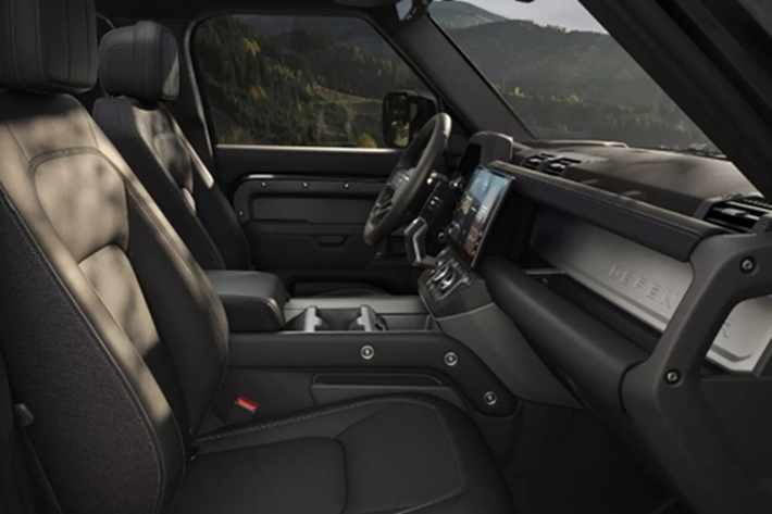 Đặc biệt, bản Defender OCTA và biến thể V8 5.0L sẽ có thêm tùy chọn lớp sơn trắng mờ Patagonia White Matte Wrap, mang đến diện mạo cá tính và cao cấp hơn. Ngoài ra, xe còn có thêm bộ mâm hợp kim 22 inch 7 chấu màu xám đen Diamond Turned, bên cạnh mâm rèn 20 inch dành riêng cho phiên bản OCTA.