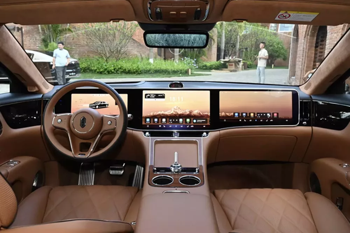 Chưa dừng ở đó, mẫu xe sang này còn tích hợp hệ thống lái thông minh Huawei ADS 4 mới nhất với khả năng “AI huấn luyện AI”. Xe sử dụng 4 cảm biến LiDAR cùng với tổng cộng 32 cảm biến khác, cho khả năng nhận diện 360 độ và hỗ trợ các tình huống phức tạp như lái xe ở ngõ hẹp, tránh chướng ngại tự động hoặc đỗ xe chính xác.