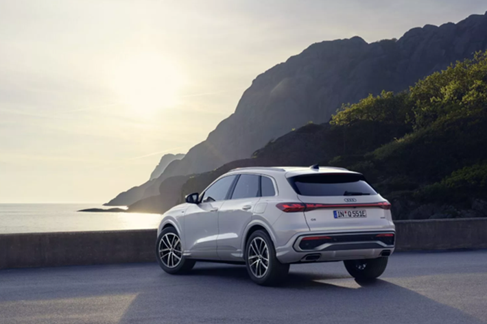 Tại Đức, giá khởi điểm cho Audi Q5 e-hybrid quattro là 63.400 Euro (khoảng 1,91 tỷ đồng), trong khi bản Sportback e-hybrid quattro có giá từ 65.900 Euro (1,99 tỷ đồng). Các phiên bản hiệu suất cao có mức giá lần lượt là 71.800 Euro (2,16 tỷ đồng) và 74.300 Euro (2,24 tỷ đồng).