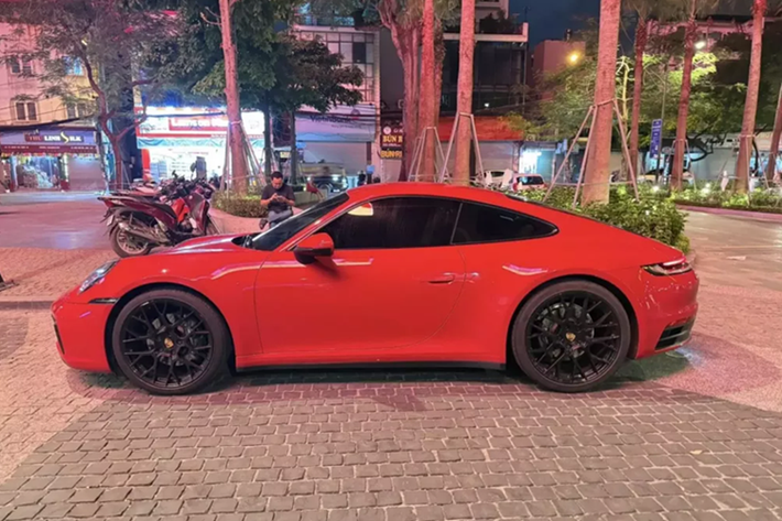 Đây cũng chính là chiếc xe Porsche 911 hiếm hoi tại Việt Nam được chủ nhân cho sơn đổi màu ngoại thất, xe ban đầu có màu xanh, nhưng chủ nhân cũ không thích nên nhờ đại lý Porsche Việt Nam sơn lại thành màu đỏ rất đẹp mắt.