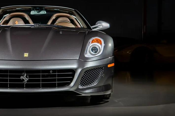 Ngoài màu sắc hiếm và hấp dẫn, xe còn được trang bị nhiều tùy chọn bao gồm: thảm Alcantara, bọc da cho lưng ghế, da Cioccolato cho bảng điều khiển phía trên và vô-lăng, kính chắn gió cách nhiệt, kết nối iPod, cũng như cảm biến đỗ xe trước và sau. Nhấn mạnh đặc tính grand touring của SA Aperta, xe còn được trang bị bộ hành lý Schedoni và túi đựng vest.