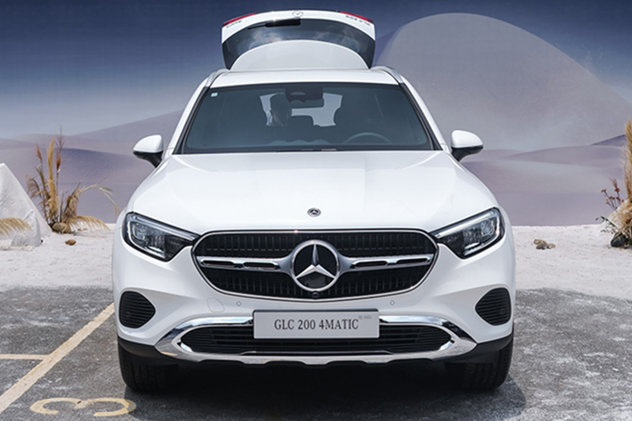 Trong khi đó, bản GLC 300 4Matic có thêm đèn pha Digital Light điều chỉnh chùm sáng linh hoạt, mâm 20 inch, vô lăng bọc da Nappa, cửa sổ trời toàn cảnh Panorama, hệ thống âm thanh Burmester 3D 15 loa, công suất 710W và camera 360 độ.