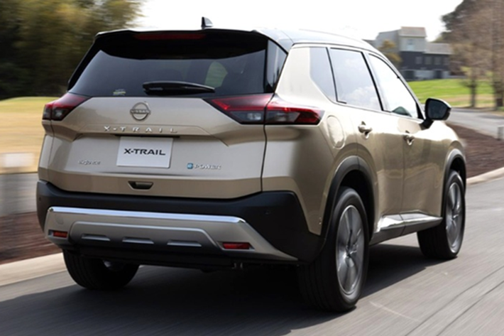 Với cấu hình này, Nissan khẳng định X-Trail sẽ mang đến trải nghiệm lái êm ái như xe điện, đồng thời duy trì khả năng tiết kiệm nhiên liệu và ổn định trên nhiều điều kiện địa hình. Mẫu xe sắp ra mắt thuộc thế hệ thứ tư (mã T33) của dòng X-Trail. Trước đó, các thế hệ T30, T31 và T32 lần lượt ra mắt toàn cầu vào các năm 2000, 2007 và 2013.
