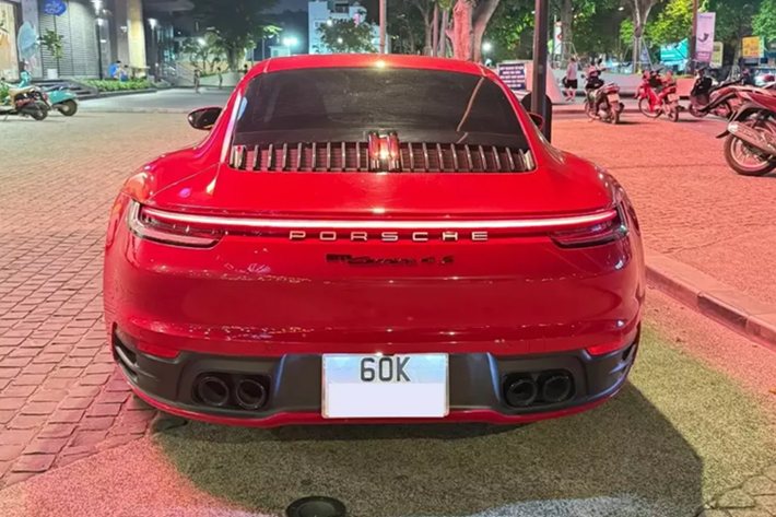 So với phiên bản 991, Porsche 911 992 đã được thay đổi thiết kế của một số chi tiết như cụm đèn hậu, nắp cốp sau và cản sau. Ngoài ra, Porsche 911 thế hệ mới còn được bổ sung đường nằm ngang nối giữa 2 cụm đèn hậu. Chắn bùn sau rộng.