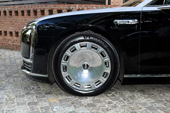 Mẫu xe này đánh dấu sự ra mắt của nền tảng mở rộng phạm vi thông minh 800V “Xue Xiao” của hãng điện thoại Huawei. Phiên bản EREV 2 động cơ có phạm vi di chuyển bằng mô-tơ điện là 400 km hoặc 1.333 km nếu kết hợp cùng động cơ xăng. Bản 3 động cơ có phạm vi hoạt động thuần điện 365 km và phạm vi kết hợp 1.200 km.