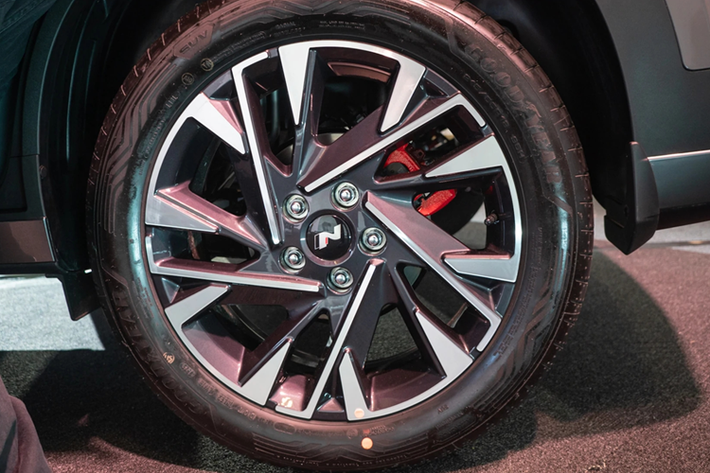 Đáng tiếc là Hyundai Creta 2025 ở Việt Nam không có động cơ xăng tăng áp mới ở phiên bản N Line như xe tại các thị trường Đông Nam Á khác. Thay vào đó, xe chỉ dùng động cơ xăng Smartstream G1.5 MPI với 4 xi-lanh, dung tích 1.5L, sản sinh công suất tối đa 113,4 mã lực và mô-men xoắn cực đại 144 Nm như cũ.