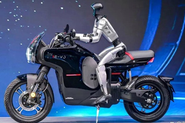 Honda E-VO được trang bị động cơ điện đặt giữa cho công suất tối đa 21 mã lực. Công suất này được truyền tới bánh sau qua hệ thống truyền động đai, cho khả năng vận hành mượt và ít ồn hơn so với truyền động xích.