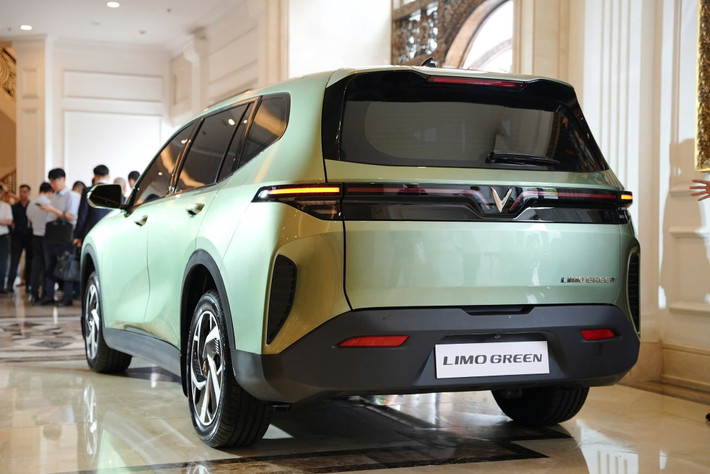 Limo Green được định vị giữa phân khúc MPV cỡ nhỏ và cỡ trung, kết hợp thiết kế nhỏ gọn phù hợp đô thị với không gian rộng rãi cho 7 người ngồi. Ngoại thất mang phong cách tối giản đặc trưng của xe điện với đèn LED hiện đại, mâm khí động học và đầu xe liền khối không lưới tản nhiệt.