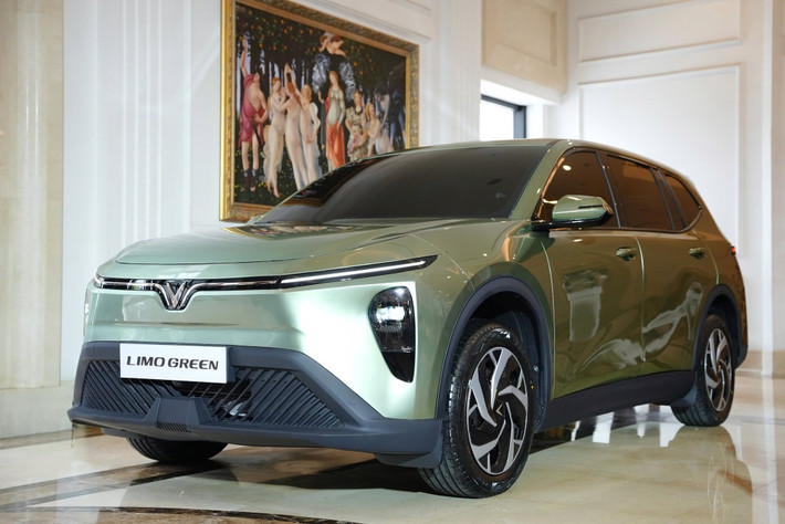 VinFast vừa chính thức giới thiệu mẫu MPV chạy điện mang tên Limo Green, đánh dấu lần đầu hãng bước vào phân khúc xe đa dụng hoàn toàn bằng điện. Đây cũng là mẫu MPV điện 7 chỗ đầu tiên được sản xuất tại Việt Nam, hướng đến nhóm khách hàng gia đình và dịch vụ, vốn đang tăng trưởng nhanh.