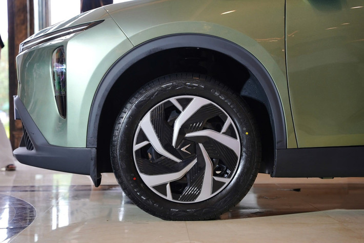 Limo Green sẽ cạnh tranh với các mẫu MPV như Toyota Innova Cross, Hyundai Custin và loạt xe Trung Quốc như BYD M6, GAC M6 Pro. Tuy nhiên, hầu hết đối thủ đều dùng động cơ đốt trong, trong khi Limo Green nổi bật với cấu hình thuần điện, trở thành lựa chọn duy nhất không phát thải trong phân khúc.