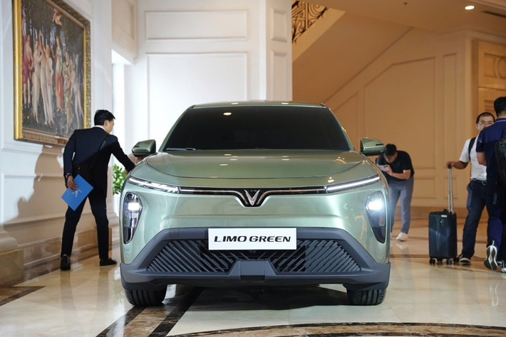 Điểm nổi bật nhất là hệ truyền động điện hoàn toàn. Dù VinFast chưa công bố chi tiết kỹ thuật, mẫu xe được kỳ vọng sẽ có khả năng vận hành êm ái, pin đáp ứng đủ nhu cầu di chuyển hàng ngày và tích hợp công nghệ sạc nhanh cùng các tiêu chuẩn an toàn cao cấp.