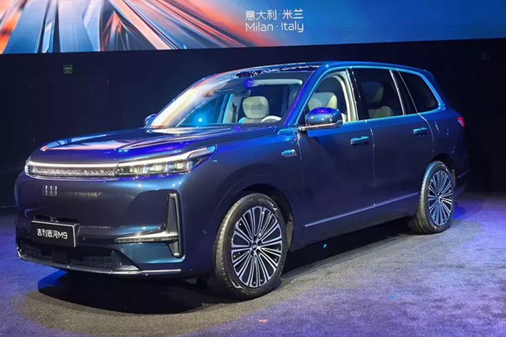 Galaxy M9 được giới thiệu lần đầu tại Milan, điều này cho thấy tham vọng toàn cầu hóa của Geely với mẫu xe này. Khả năng cao M9 cũng sẽ được bán tại Malaysia thông qua thương hiệu Proton – tương tự như mẫu eMas 7 PHEV sắp ra mắt.