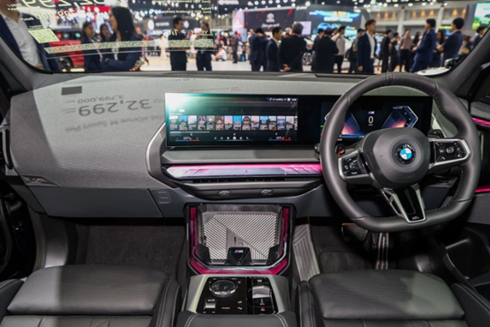 Nội thất xe mang nhiều điểm tương đồng với 3-Series 2025 vừa được đưa về Việt Nam, bao gồm vô-lăng 2 chấu mới, cụm màn hình cong lớn tích hợp hệ điều hành BMW OS9, thiết kế tối giản phím bấm vật lý và cụm cần số được thu gọn tinh tế.