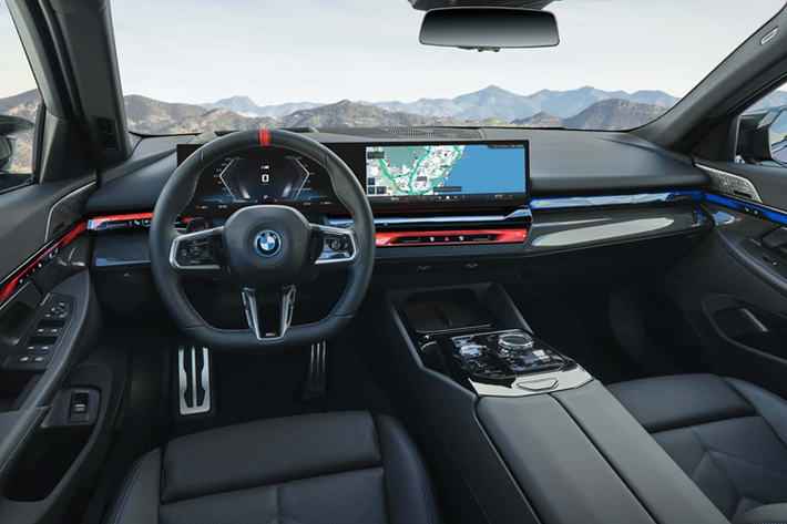 Ngoại thất xe cũng được tinh chỉnh nhìn thể thao hơn, với nhiều đường gân nổi táo bạo, lưới tản nhiệt lớn hơn và cụm đèn chiếu sáng LED kích thước lớn, thiết kế tách rời. Đuôi xe có cụm đèn hậu LED thanh mảnh, các chi tiết mạ chrome truyền thống được thay bằng ốp màu đen tạo nét hiện đại.