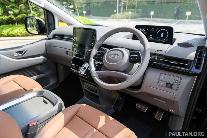 Ghế trước chỉnh điện, tích hợp sưởi và làm mát. Xe còn có sạc không dây, cửa sổ trời kép, điều hòa hai vùng độc lập trước và sau, mang đến trải nghiệm tương đương xe MPV hạng sang.