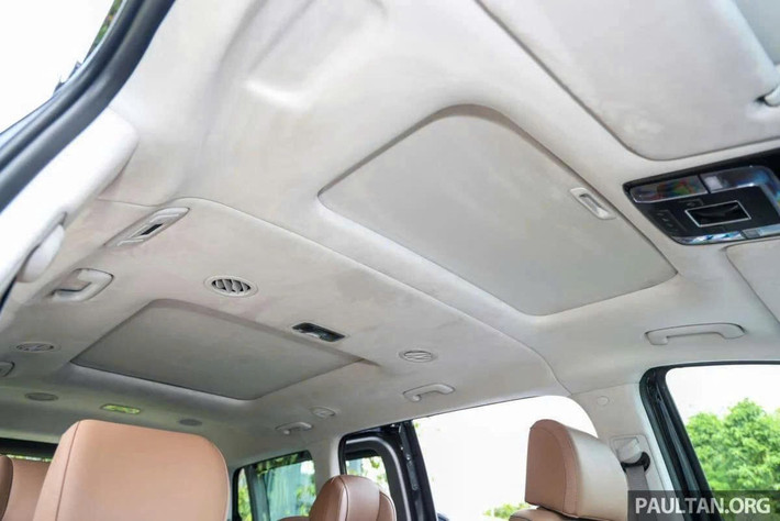 Tất cả phiên bản Staria 2025 tiếp tục sử dụng động cơ diesel 2.2L tăng áp, công suất 177 mã lực, mô-men xoắn 431 Nm, hộp số tự động 8 cấp và dẫn động cầu trước. Xe được lắp ráp trong nước, hướng đến giá bán cạnh tranh trong phân khúc MPV cỡ lớn tại Đông Nam Á.