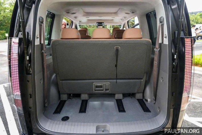 Việc hồi sinh bản 7 chỗ Prestige với loạt tiện nghi cao cấp cho thấy Hyundai đang hướng tới khách hàng cần một mẫu xe gia đình hạng sang, trong khi vẫn duy trì thế mạnh ở phân khúc 10 chỗ phục vụ kinh doanh vận tải. Với thiết kế nổi bật và nội thất tiện nghi, Hyundai Staria 2025 thế hệ mới hứa hẹn là đối thủ đáng gờm trong phân khúc MPV đa dụng.