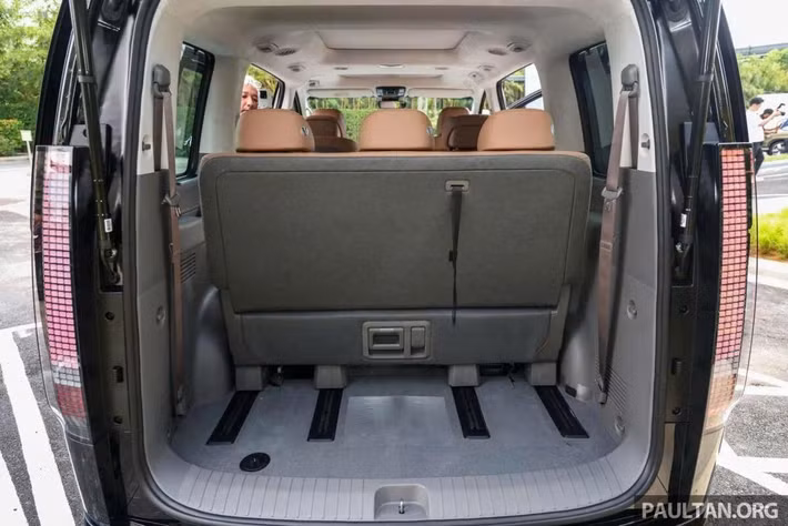 Việc hồi sinh bản 7 chỗ Prestige với loạt tiện nghi cao cấp cho thấy Hyundai đang hướng tới khách hàng cần một mẫu xe gia đình hạng sang, trong khi vẫn duy trì thế mạnh ở phân khúc 10 chỗ phục vụ kinh doanh vận tải. Với thiết kế nổi bật và nội thất tiện nghi, Hyundai Staria 2025 thế hệ mới hứa hẹn là đối thủ đáng gờm trong phân khúc MPV đa dụng.