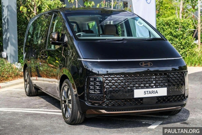Hyundai xác nhận sẽ ra mắt Staria 2025 vào đầu tháng 7 tới tại Malaysia, đánh dấu sự trở lại của phiên bản 7 chỗ cao cấp Prestige sau một thời gian vắng bóng. Đồng thời, các phiên bản 10 chỗ hiện hành tiếp tục được duy trì với đầy đủ tùy chọn cấu hình.