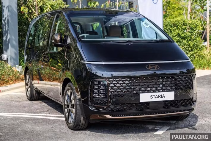 Hyundai xác nhận sẽ ra mắt Staria 2025 vào đầu tháng 7 tới tại Malaysia, đánh dấu sự trở lại của phiên bản 7 chỗ cao cấp Prestige sau một thời gian vắng bóng. Đồng thời, các phiên bản 10 chỗ hiện hành tiếp tục được duy trì với đầy đủ tùy chọn cấu hình.