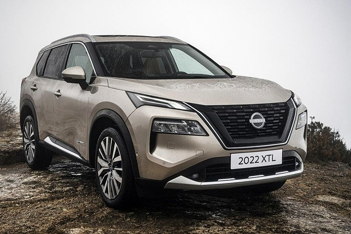 Không gian nội thất của xe nổi bật với hàng loạt trang bị cao cấp như: màn hình hiển thị trên kính lái (HUD) 10.8 inch, bảng đồng hồ kỹ thuật số 12.3 inch, màn hình giải trí trung tâm 9 inch, hệ thống âm thanh BOSE, sạc không dây và điều hòa tự động ba vùng độc lập.