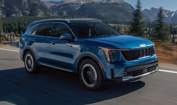 Đặc biệt, hệ truyền động hybrid với công suất 245 mã lực và mô-men xoắn 366 Nm không chỉ mạnh mẽ mà còn tiết kiệm nhiên liệu, giúp chiếc xe trở thành lựa chọn hấp dẫn cho những ai tìm kiếm sự kết hợp giữa hiệu suất và tiết kiệm nhiên liệu.