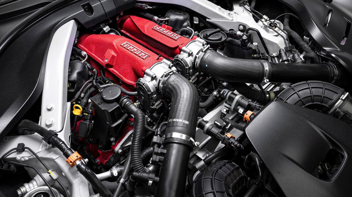 Dưới nắp capo, Amalfi mang trong mình khối động cơ V8 3.9L tăng áp kép, công suất nâng lên 631 mã lực, nhỉnh hơn Roma 20 mã lực. Hệ thống điện tử điều khiển được nâng cấp, cùng công nghệ phanh điện tử brake-by-wire vốn từng chỉ có trên các mẫu siêu xe như 296 GTB. Nhờ đó, Amalfi vừa mạnh mẽ, vừa cho cảm giác lái chính xác và tinh tế hơn.