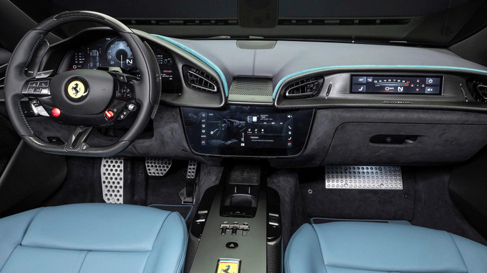 Nhưng thay đổi lớn nhất lại đến từ bên trong. Ferrari đã từ bỏ giao diện điều khiển toàn cảm ứng từng bị chê trên Roma. Vô-lăng Amalfi quay trở lại với các nút vật lý quen thuộc, một bước đi khiến nhiều tín đồ Ferrari thở phào.
