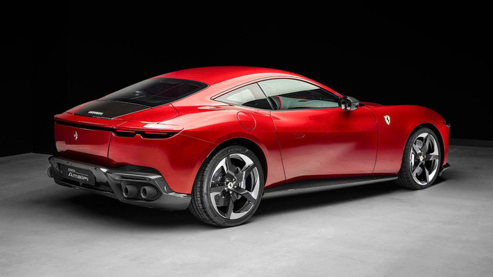 Ngoại thất của Amalfi được tinh giản nhưng vẫn đậm chất khí động học. Lưới tản nhiệt kiểu “cá mập” từng gây tranh cãi đã bị loại bỏ, thay vào đó là mặt trước gọn gàng, sắc nét. Đèn pha LED được vuốt mảnh, ăn nhập với các đường gân dọc thân xe, tạo cảm giác liền lạc từ đầu đến đuôi.