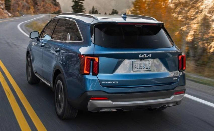 Về động cơ, mẫu xe SUV Kia Sorento 2025 tại Việt Nam dự đoán sẽ vẫn giữ lại các tùy chọn động cơ của phiên bản cũ, bao gồm động cơ xăng, động cơ diesel và hệ truyền động hybrid mới mạnh mẽ hơn.