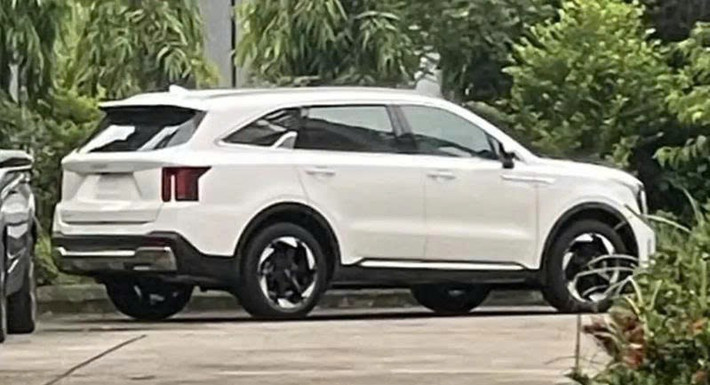 Về thiết kế, Sorento 2025 không có sự thay đổi quá lớn, nhưng những cải tiến ở các chi tiết khiến chiếc xe trở nên hấp dẫn hơn. Phần đầu xe gây ấn tượng với cụm đèn pha LED dọc mới, lưới tản nhiệt "mũi hổ" tái thiết kế, cùng khe gió và đèn sương mù được làm gọn gàng hơn.