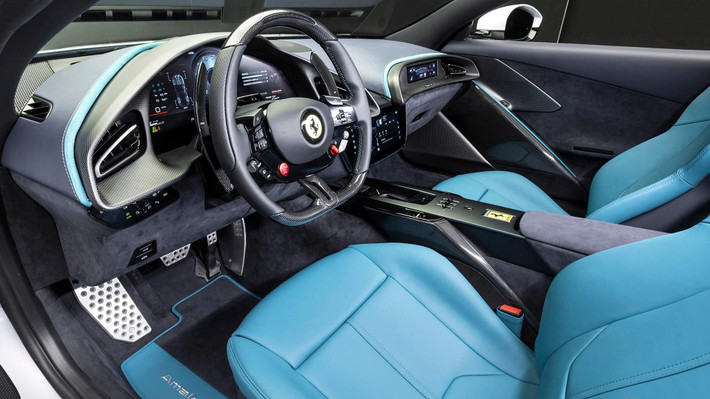 Màn hình giải trí trung tâm chuyển sang bố cục nằm ngang, dễ thao tác và hiện đại hơn. Mọi đường nét trong cabin đều hướng tới sự tối giản, nhưng vẫn giữ chất “sang” kiểu Ferrari.