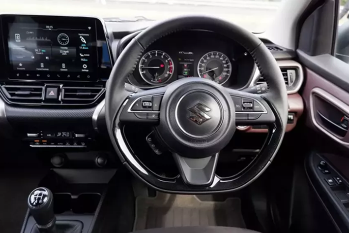 Tiếp theo đó là ốp nhựa đen quanh hốc bánh và giá nóc để mang đến dáng vẻ như SUV thực thụ cho mẫu xe này. Tại thị trường Indonesia, xe dùng vành hợp kim 16 inch ở bản cao cấp và lốp 195/60R16 với lực cản lăn thấp, giúp tiết kiệm nhiên liệu.