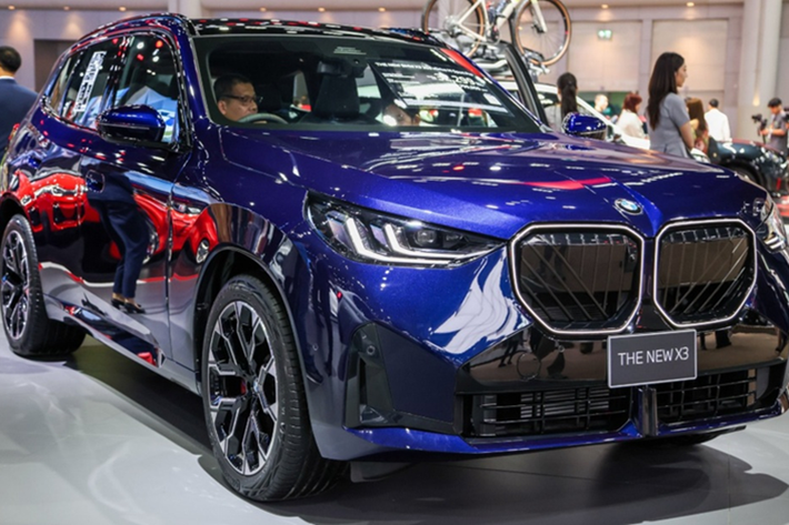 Diện mạo X3 được làm mới toàn diện với cụm đèn chiếu sáng LED sắc sảo hơn, lưới tản nhiệt lớn hơn có thể phát sáng, kính hông, cản trước/sau và bộ mâm hợp kim đều được thiết kế lại. Ngay cả phiên bản tiêu chuẩn cũng được trang bị mâm 19 inch, mang đến hình ảnh hiện đại và năng động hơn.