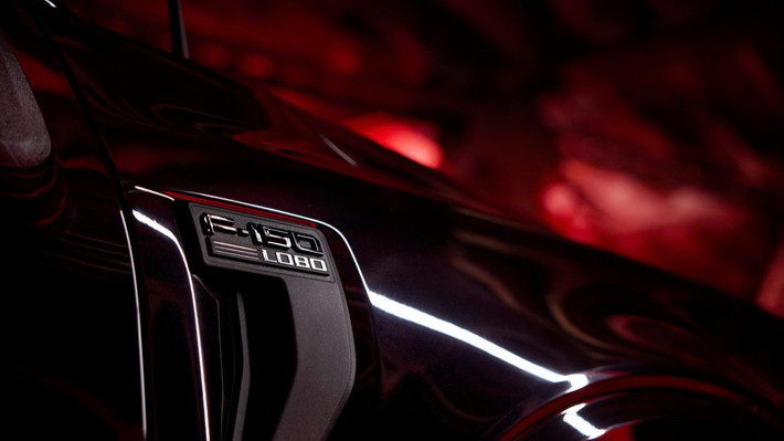 Logo đặc biệt của phiên bản Labo được ốp bên trên tai xe, đây là điểm nhận diện đặc trưng của những mẫu xe bán tải của Ford.