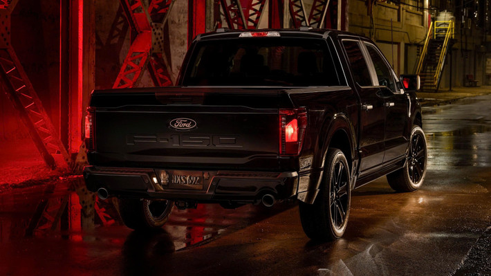 Dựa trên nền tảng F-150 STX SuperCrew, Lobo được trang bị khối động cơ V8 5.0L mạnh mẽ, công suất 400 mã lực, đi kèm hệ dẫn động 4x4, hộp số tự động 10 cấp và tỉ số truyền sau 3.73. Đây là bộ khung lý tưởng cho những tay chơi muốn cá nhân hóa chiếc xe theo phong cách riêng mà vẫn giữ nguyên độ bền và bảo hành chính hãng.