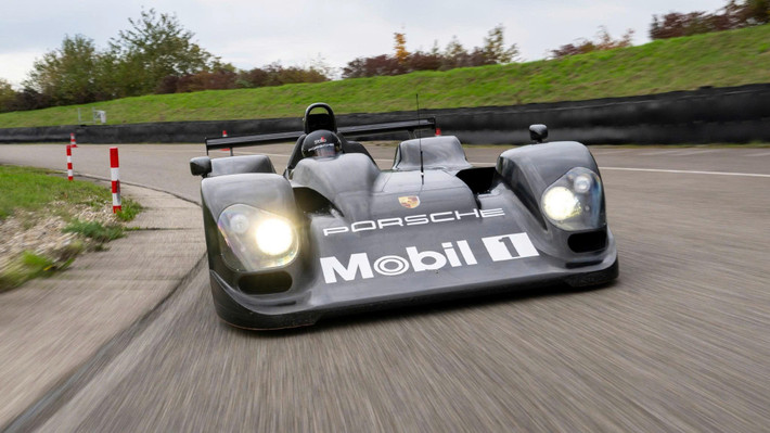 Vào cuối những năm 1990, Porsche từng âm thầm phát triển một mẫu xe đua mới với tham vọng chinh phục đường đua Le Mans. Mọi thứ đã sẵn sàng: khung gầm hoàn thiện, động cơ thử nghiệm vận hành ấn tượng, thậm chí các tay lái thử đã lên đường chạy. Thế nhưng, chỉ trong tích tắc, toàn bộ dự án bị dừng lại khi hãng chuyển hướng tập trung vào phân khúc SUV.