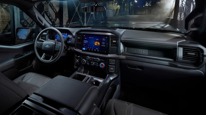 Dựa trên nền tảng STX, nội thất Lobo giữ lại phần lớn cấu hình cơ bản, với hàng ghế bọc vải bền chắc, màn hình trung tâm kích thước 12 inch hỗ trợ kết nối Apple CarPlay và Android Auto không dây. Cụm đồng hồ kỹ thuật số sau vô-lăng mang giao diện trực quan, dễ theo dõi khi vận hành trên đường dài hay trong đô thị đông đúc.