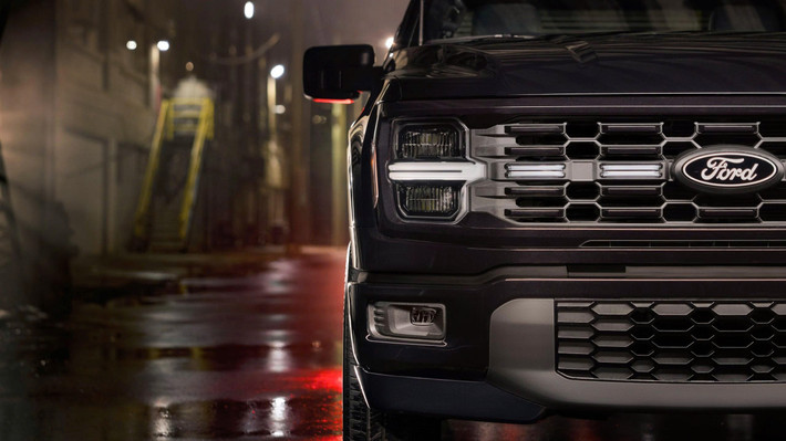 Về ngoại thất, F-150 Lobo nổi bật với thiết kế hầm hố và sắc sảo hơn bản STX thông thường. Lưới tản nhiệt tổ ong màu đen, nắp ca-pô kiểu cowl thể thao, cụm đèn LED sắc nét cùng cản trước táo bạo, tất cả tạo nên một diện mạo “chất chơi”, khác biệt ngay từ cái nhìn đầu tiên. Đặc biệt, Ford đã hạ nhẹ phần đuôi xe để tăng tính thẩm mỹ và khí động học, tạo thế đứng đậm chất đường phố.