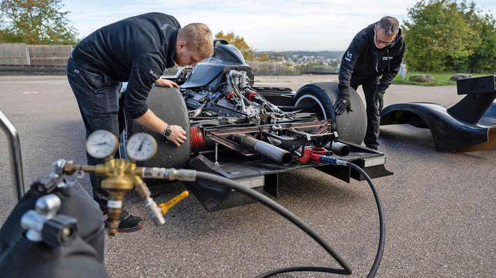 Nếu chiếc xe đua năm ấy không bị hủy, thế giới có lẽ đã không bao giờ biết đến Carrera GT. Và nếu không có Carrera GT, hành trình kỹ thuật dẫn tới những cái tên như 918 Spyder hay 919 Hybrid cũng có thể đã đi theo một con đường hoàn toàn khác.