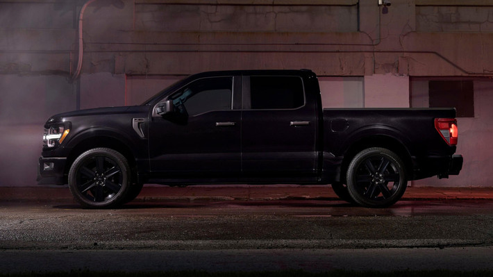 F-150 Lobo sẽ được bán ra vào tháng 8 năm nay với giá khởi điểm từ 59.995 USD tại thị trường Bắc Mỹ. Gói nâng cấp Lobo trị giá 4.695 USD, một cái giá hợp lý cho những ai muốn chiếc bán tải của mình sẵn sàng “độ” ngay từ trong phòng showroom.