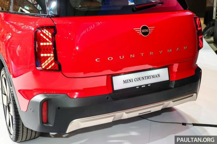 Xe có kích thước 4.445 x 1.843 x 1.635 mm, trục cơ sở dài 2.692 mm. Khối lượng không tài xế của xe đạt 2.000 kg.