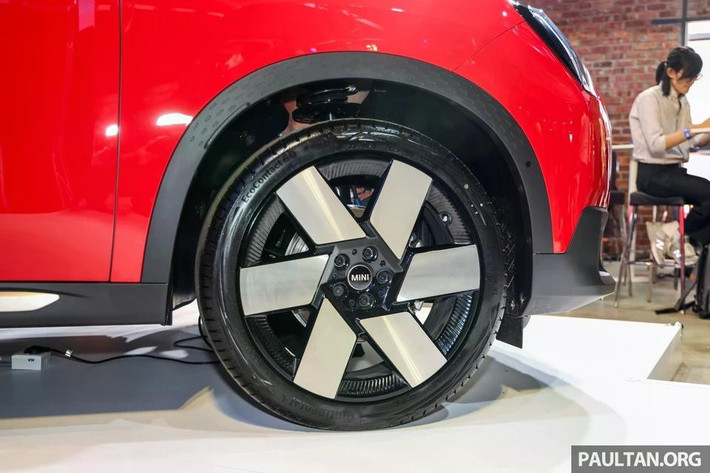 Xe vẫn được trang bị bộ mâm 6 chấu Windmill 2 tông màu kích thước 20 inch, đi kèm lốp Continental EcoContact 6 và khoảng sáng gầm hơn 165 mm.