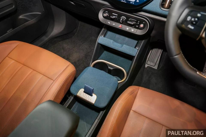 Chìa khóa cũng được trang trí bằng họa tiết "ngựa lửa". Đi kèm là các hệ thống an toàn cao cấp ADAS như kiểm soát hành trình thích ứng, cảnh báo phương tiện cắt ngang phía sau, hỗ trợ đậu xe, camera 3D toàn cảnh...