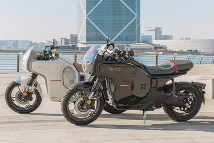 Theo đó, Honda E-VO 2025 chạy điện được thiết kế theo phong cách của mẫu môtô Cafe racer cổ điển. Phần đầu xe nổi bật với đèn pha tròn LED kết hợp cùng kính chắn gió nhỏ.