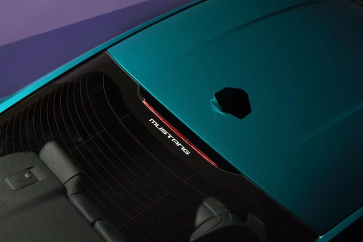 Những trang trí hoài cổ trên xe gồm đường chỉ khâu nổi tương phản xám và xanh (City Silver và Adriatic Blue) tại bảng điều khiển, ghế, ốp cửa, vô lăng,...