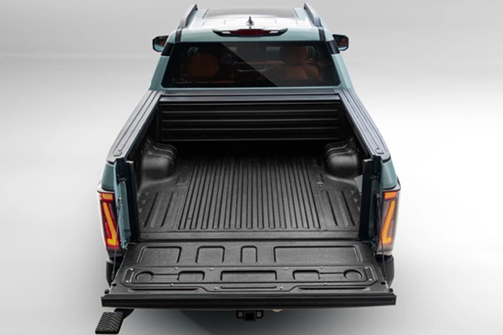 Sức mạnh được truyền đến cầu sau hoặc cả bốn bánh thông qua hộp số tự động thiết kế riêng cho xe hybrid. Mẫu xe bán tải này sở hữu 2 tùy chọn pin với dung lượng 17 kWh và 32,85 kWh. Hai loại pin này mang đến quãng đường di chuyển bằng điện lần lượt là 60 km và 135 km.