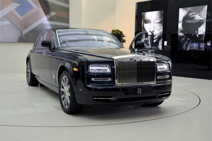 Bên trong cabin, Rolls-Royce vẫn duy trì các nút bấm cơ học, núm xoay kim loại và những chi tiết thủ công có tính thẩm mỹ cao. “Khách hàng của Rolls-Royce muốn chạm vào các núm điều khiển bằng tay, thích cảm giác mát lạnh đọng lại trên các cửa gió điều hòa.